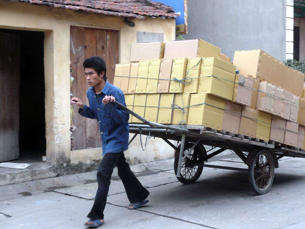 vietnam-man-pulling-cart.jpg